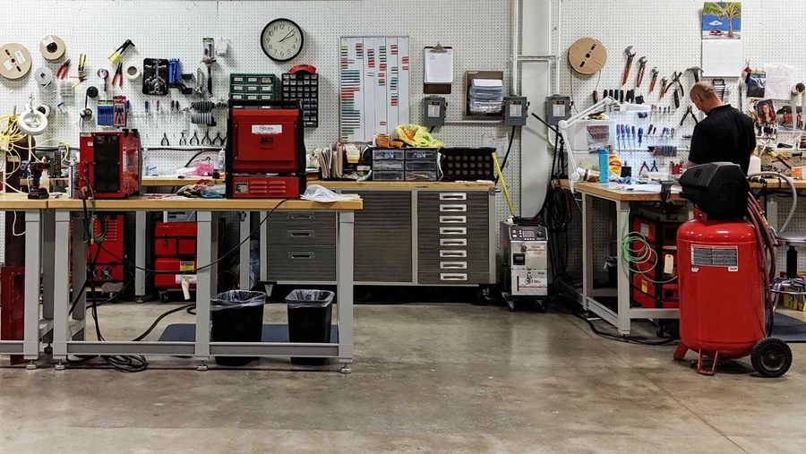 Workshop equipment and organized work benches