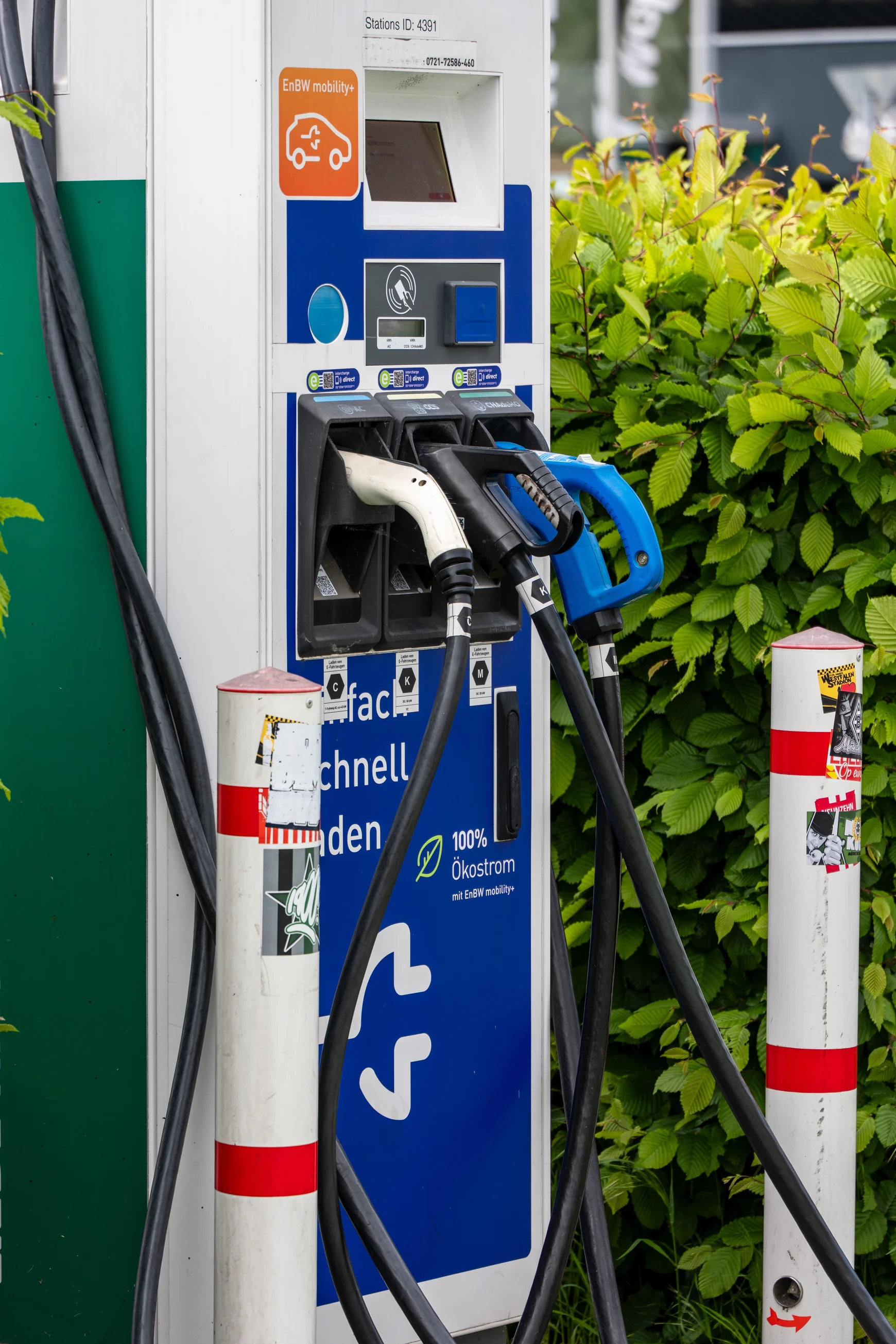 Electric vehicle charging station outdoors — stock photograph